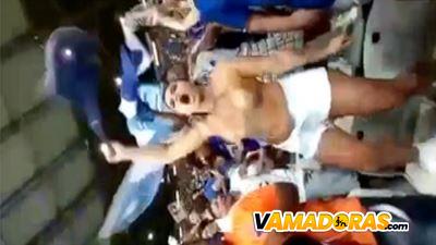 Flagra Anna Julia (Akgouveia) peito de fora na torcida do Cruzeiro