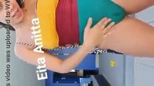 Marcando buceta da Anitta com calcinha apertada videos