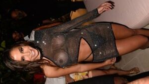 Peitão grande Anitta de vestido transparente mostrando tudo